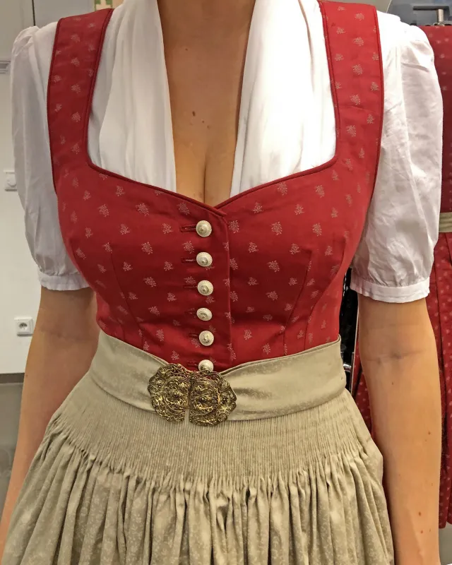 VHS Dirndlnähkurse - Dirndl-Nähkurs München Miesbach Rosenheim - Dirndl mit Schürze selber nähen - Dirndl in orange und blau - #DirndlNähkurs #Dirndlnähkurse #Dirndlnähen #DirndlSchürzenähen #DirndlNähkurse #Nähkurs #Dirndlschürze