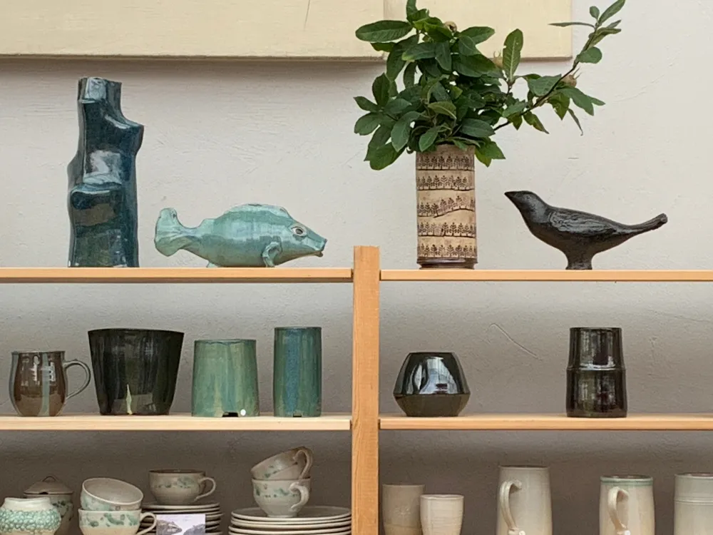 Fische und Vögel mit Vasen für die Flora