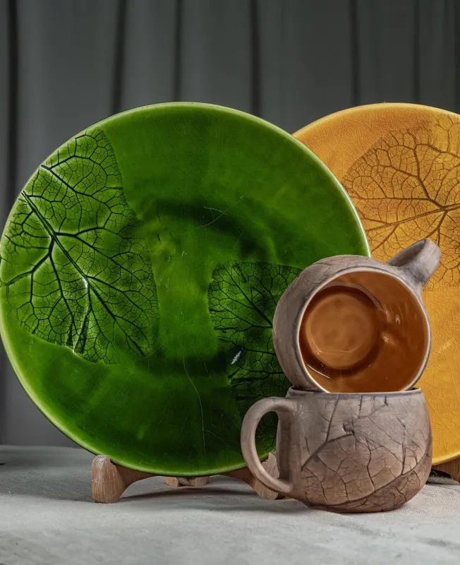Keramikgeschirr aus Handarbeit mit pflanzlichen Abdrücken und Naturmustern