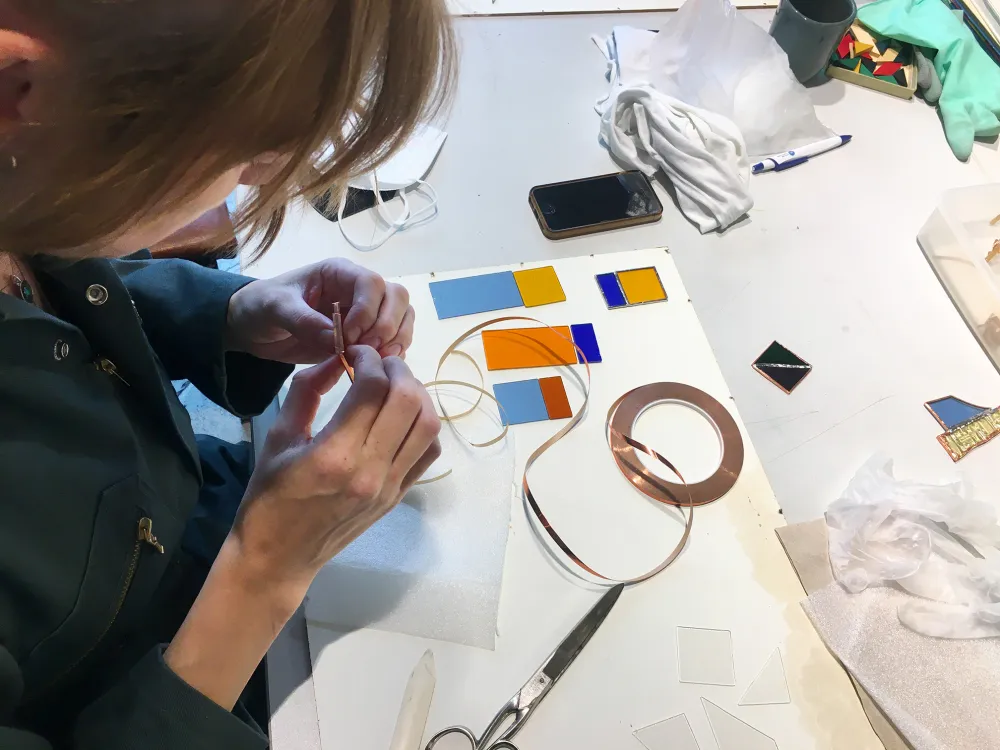 Claire Ebendinger Jedes Glasstück wird mit einer selbstklebenden Kupferfolie umwickelt.
