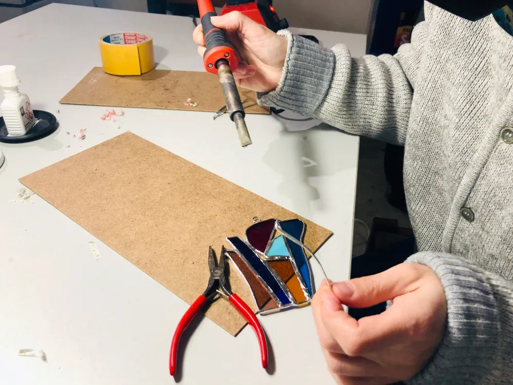 Claire Ebendinger Teilnehmerin eines Glasworkshops beim Löten
