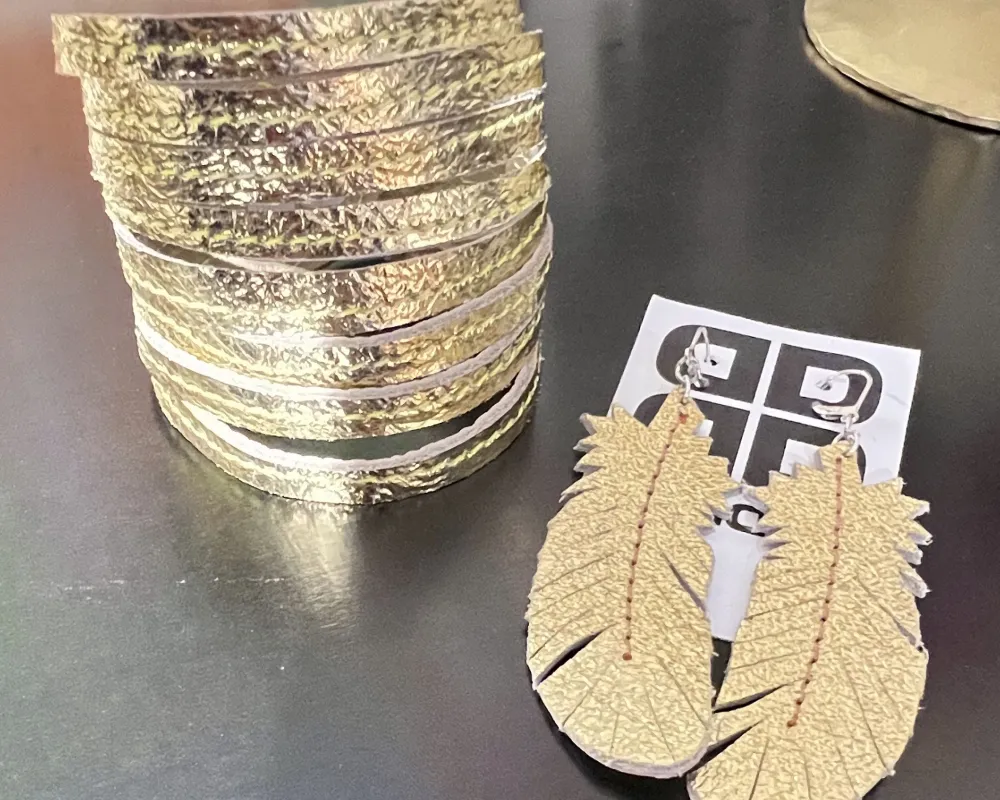 Ohrschmuck Feder | Leder gold + Armband gold