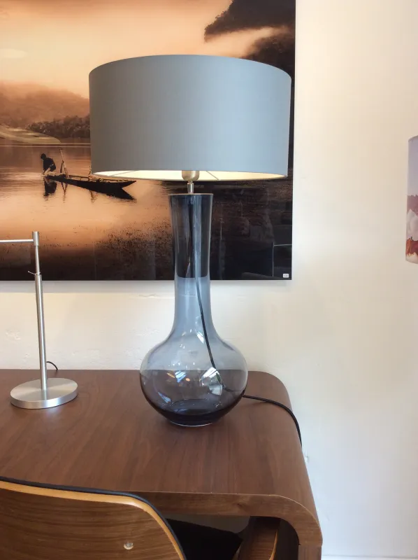 Große Vasenlampe in rauchblau.