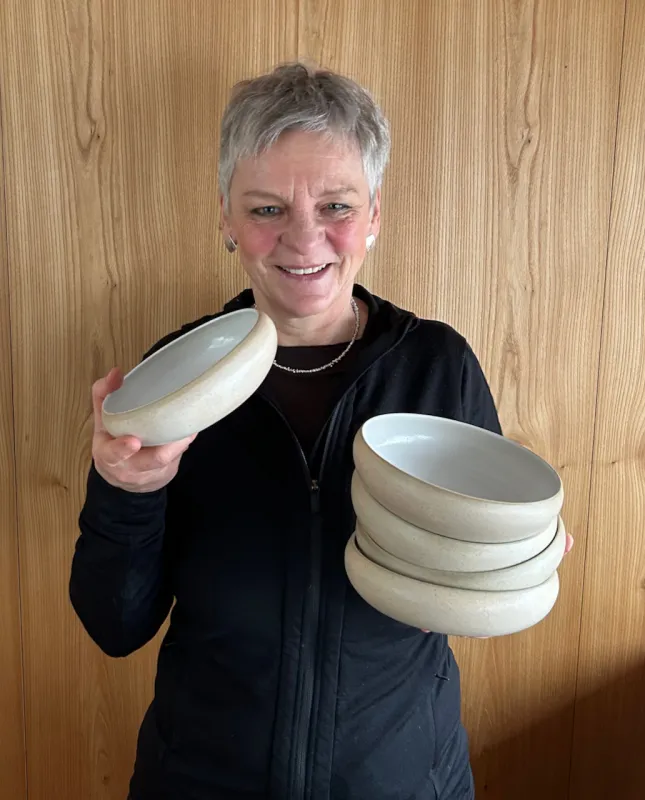 Hier bin ich zu sehen mit ein paar gedrehten Schalen in der Hand