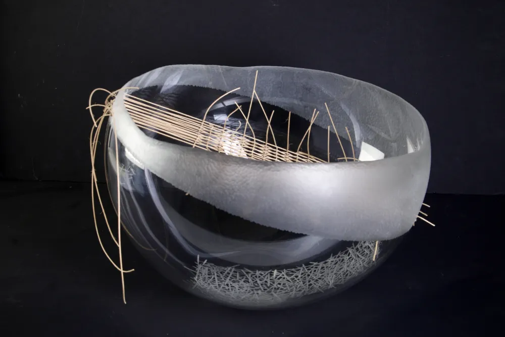 Objekt PATIENCE, Glas mit Peddigrohr kombiniert