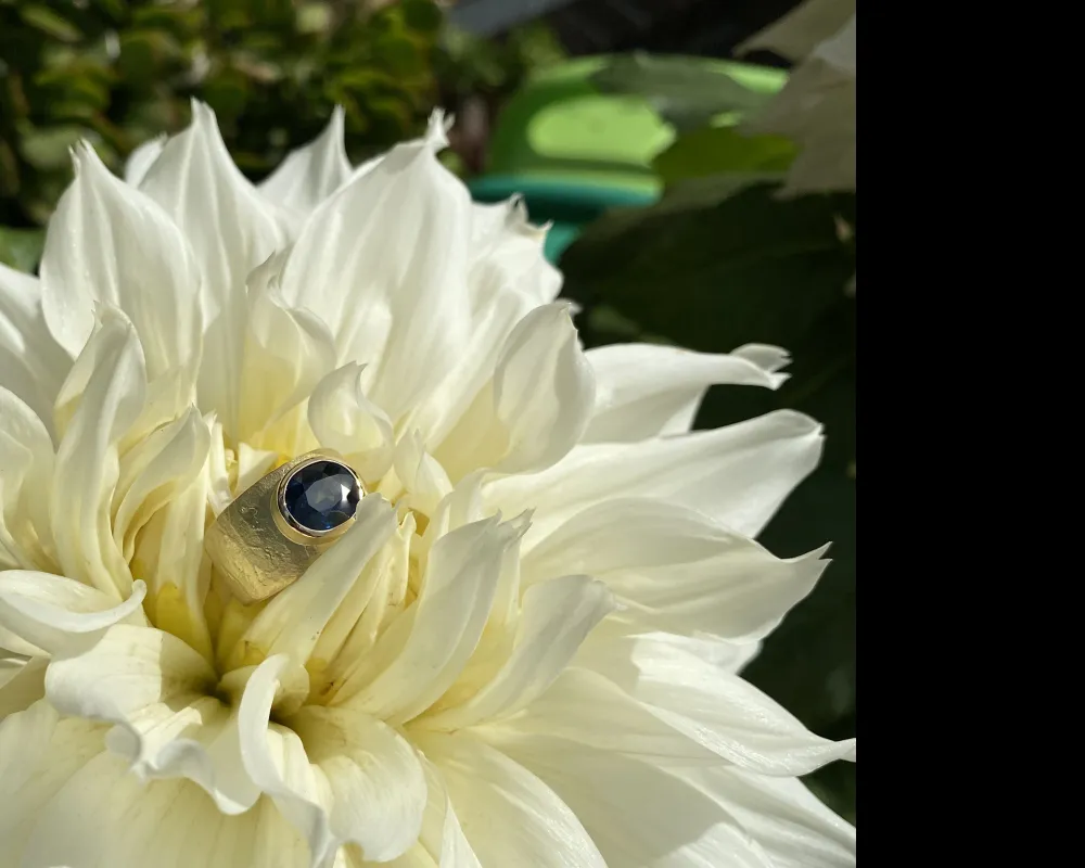 handgefertigter Safir-Ring in 750/000 Gelbgold