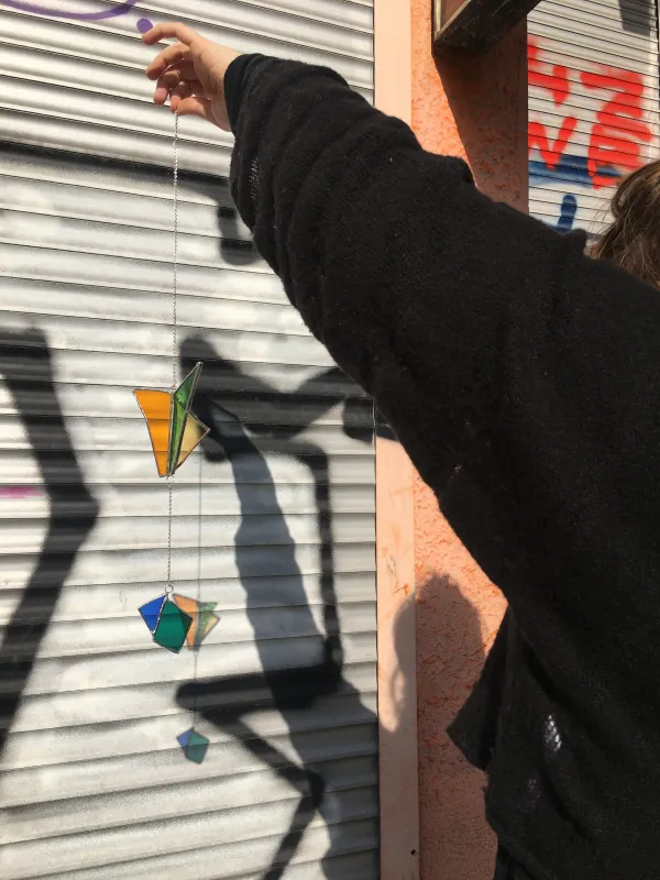 Claire Ebendinger Workshopteilnehmerin zeigt ihre fertige Arbeit