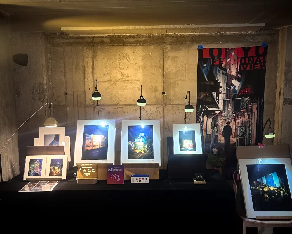 bild eines marktstandes mit ausgetellten fotoprints