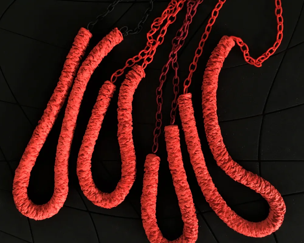 Papierketten in Rot mit Gewebebändern