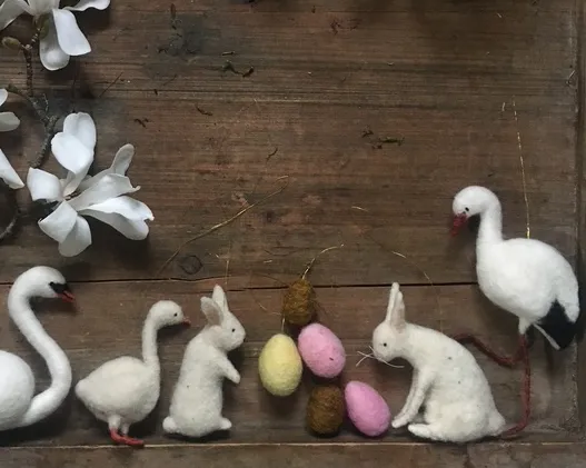 ich fertige Tiere und andere Objekte aus Schafwolle in der Nadelfilztechnik. 