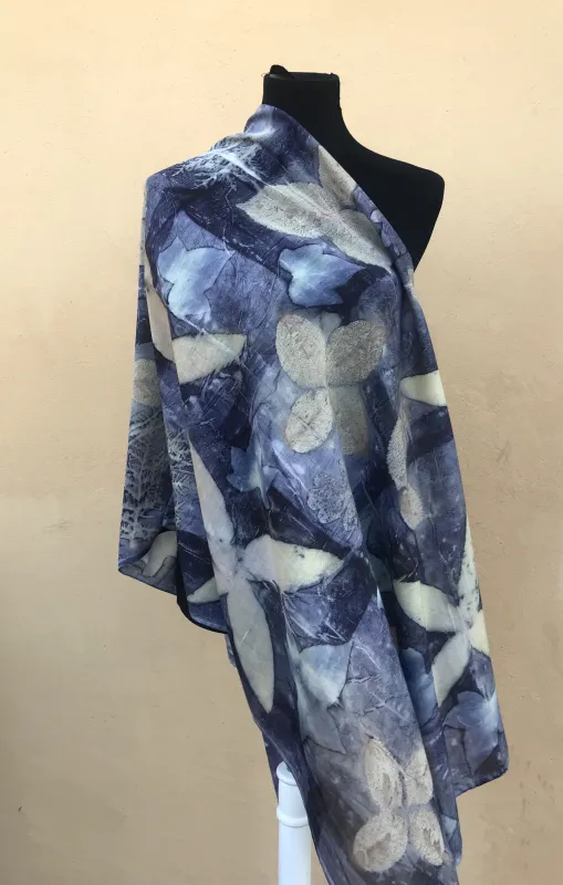 Andrea Eloma Speer Seiden/Kashmir Schal mit Ecoprint bedruckt und mit Blauholz gefärbt