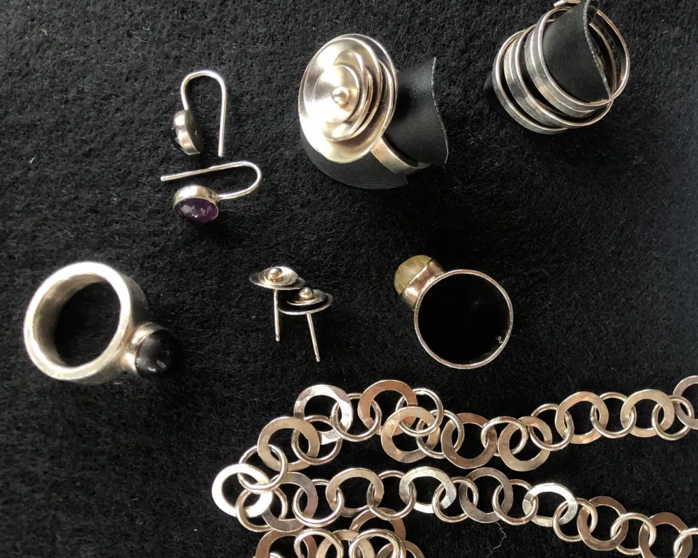 Kursteilnehmerin, selbst entworfener, angefertigter Schmuck 