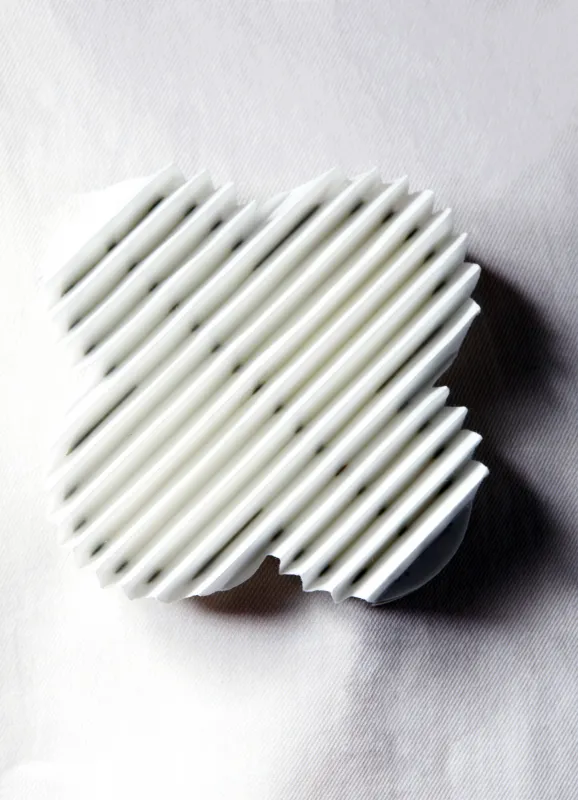 Brosche getragen, gefaltetes Papier