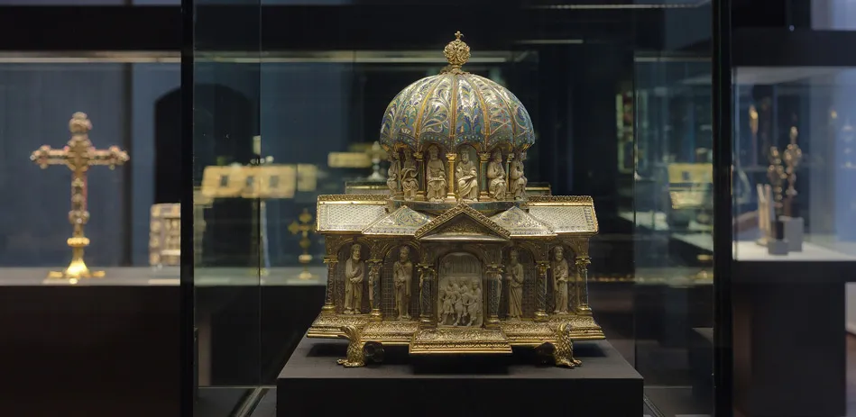 Blick ins Foyer mit den Superzeichen des Wegeleitsystems. © Staatliche Museen zu Berlin, Kunstgewerbemuseum / Achim Kleuker