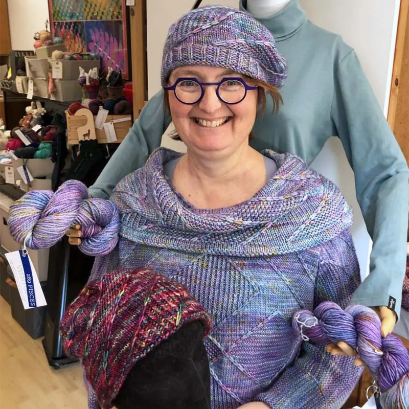 Kai-Katrin in StrickStrandDesign Strukturmuster "Pisces" mit & aus handgefärbter Wolle