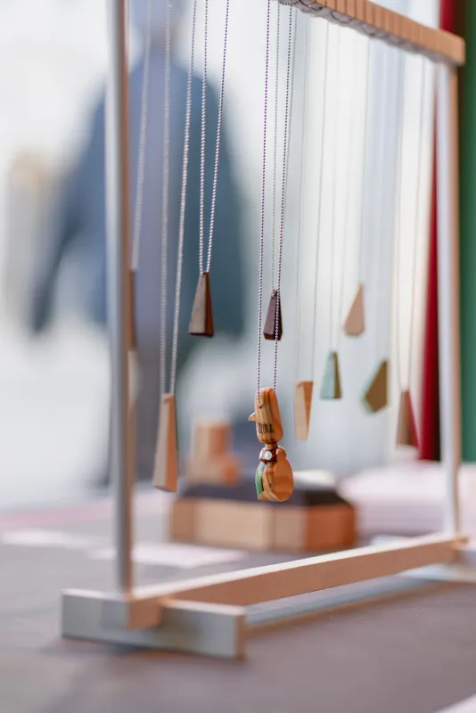 Blick durch's Schaufenster - Holzketten