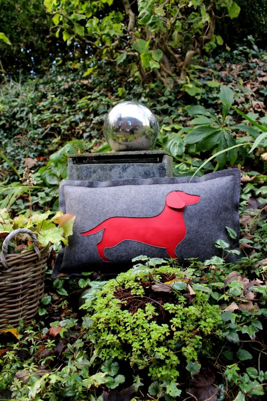 Kissen mit Dackelmotiv aus Leder Kissen mit Dackelmotiv aus Leder