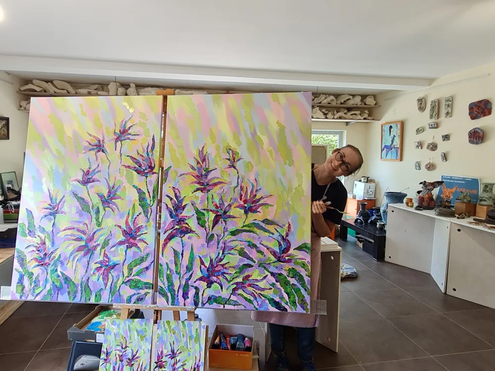 Ich luge hinter meinem großen Blumen-Aquarel hervor