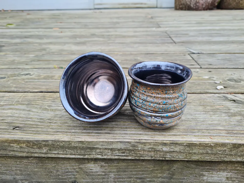 zwei Keramikgefäße vor meinem Atelier in Erdfarben