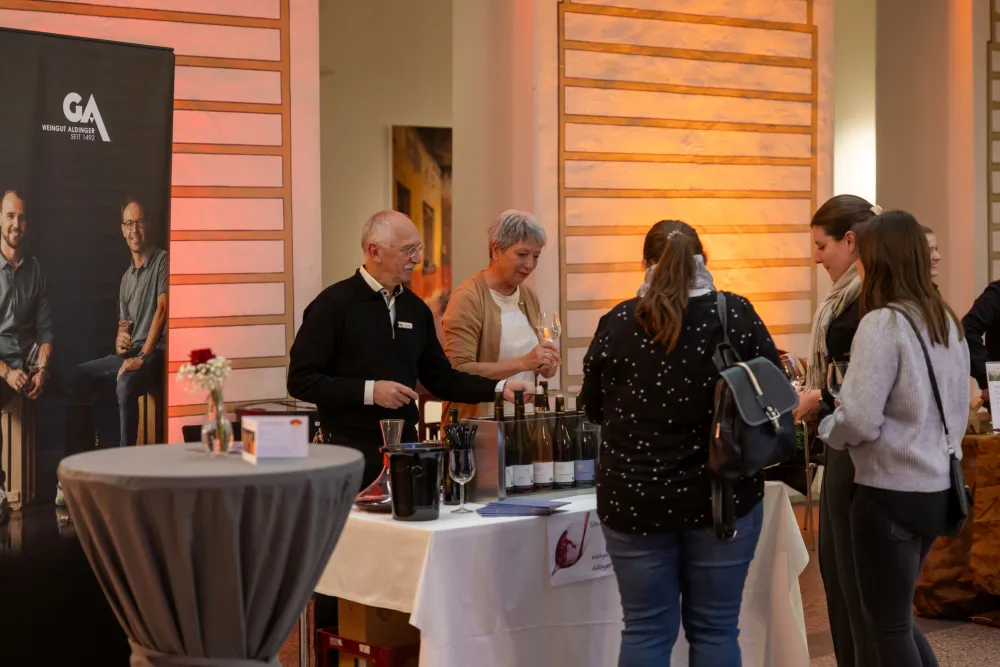 Besucher beim probieren von Weinen