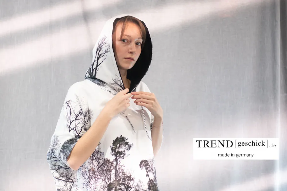 Junge Frau mit Hoodie mit Digitalprint Waldbäume