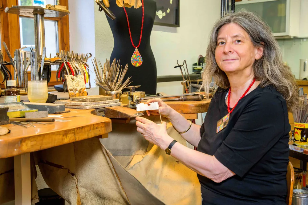 Martina Dempf in ihrer Werkstatt