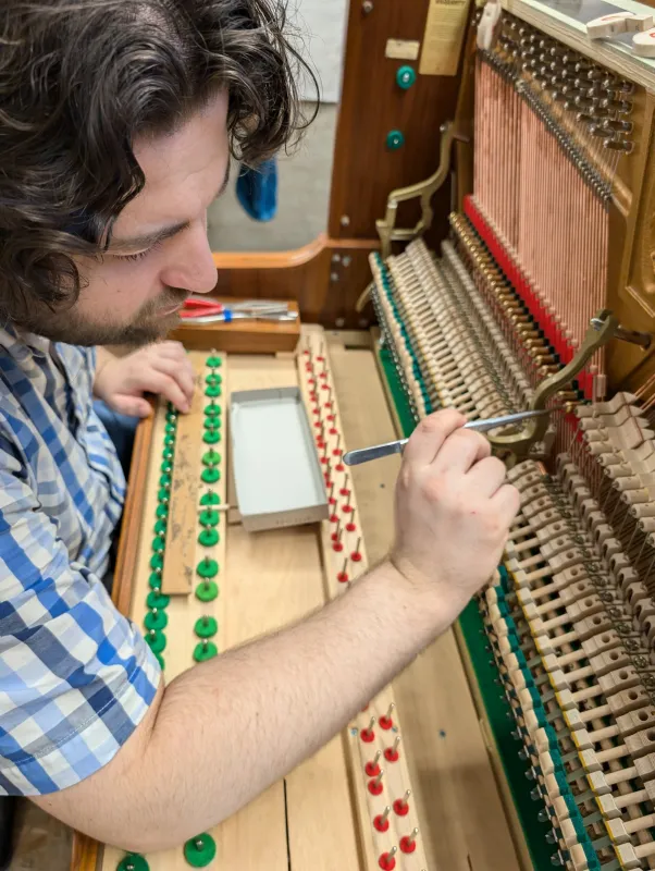 Weber Wolfgang mit einer Klaviermechanik