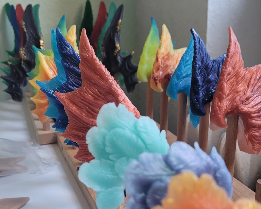 eine Aufreihung von bunten Fantasie Ohren aus Silikon