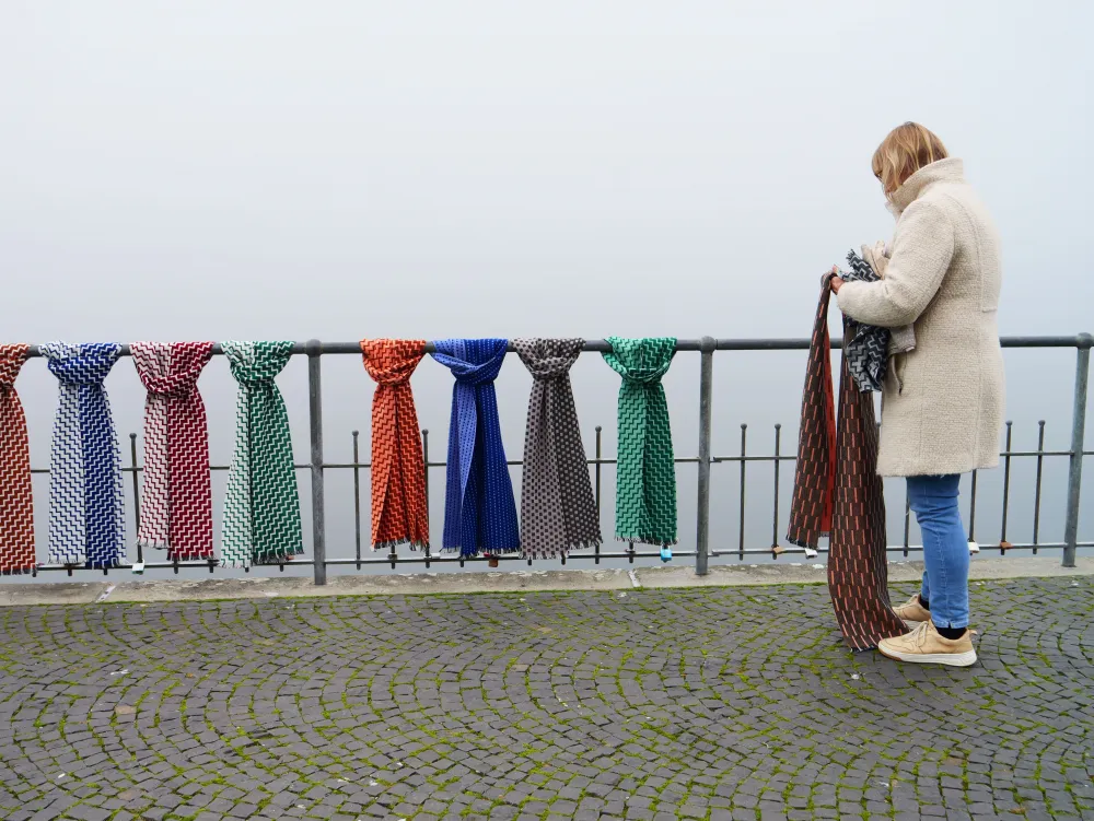 Präsentation Schals Doppelgewebe am See