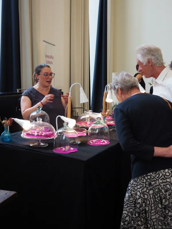 Besucher bei den Gmünder Schmucktagen unterhalten sich mit einer Ausstellerin