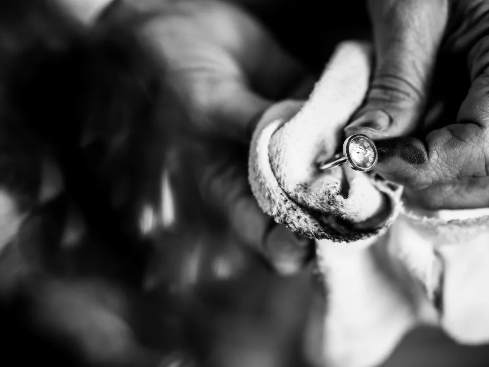 ein handgearbeiteter Ring nach dem Polieren