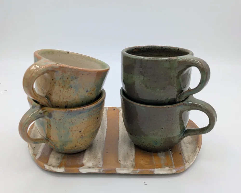 Handgetöpferte Espressotassen / auf kleiner gestreiften Platte
