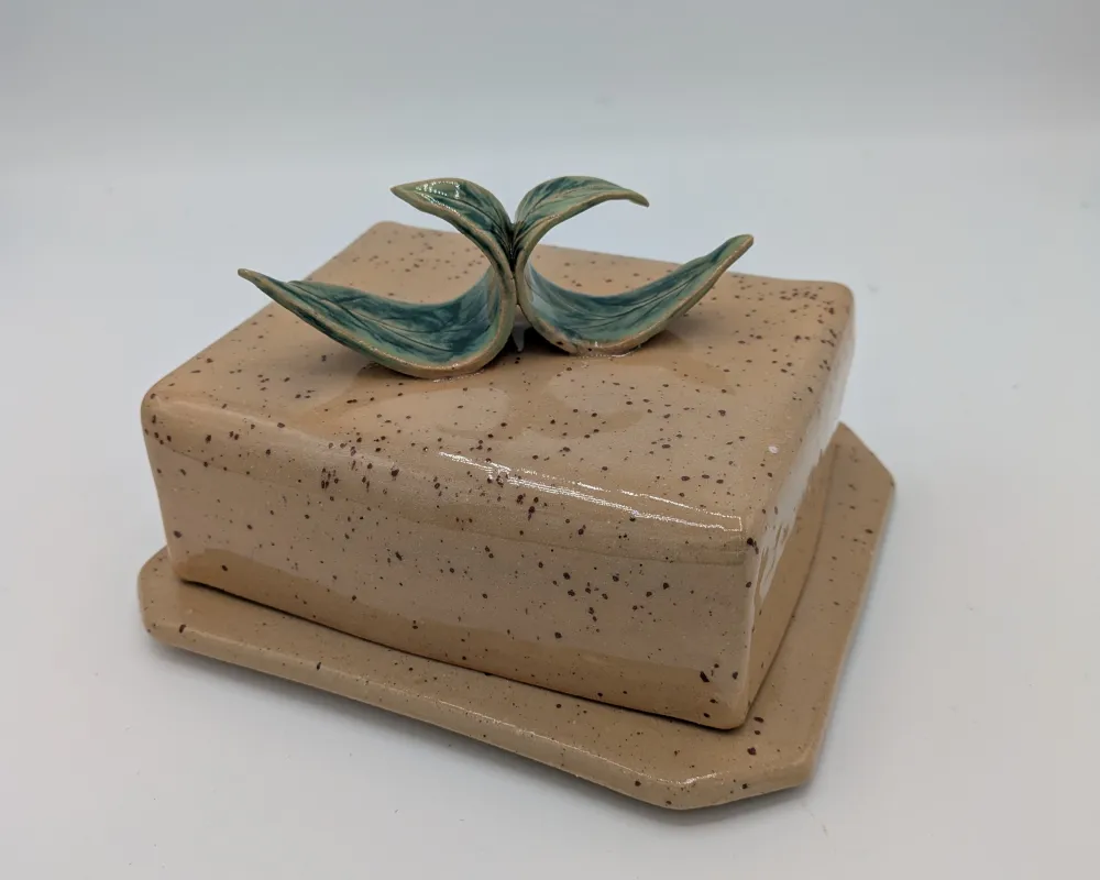 Butterdose mit Blattdekor 