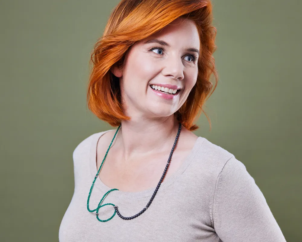 Wandelbar tragbarer Halsschmuck aus der Kollektion "chainge" von Ulrike Poelk, bestehend aus zwei unterschiedlichen Materialien.