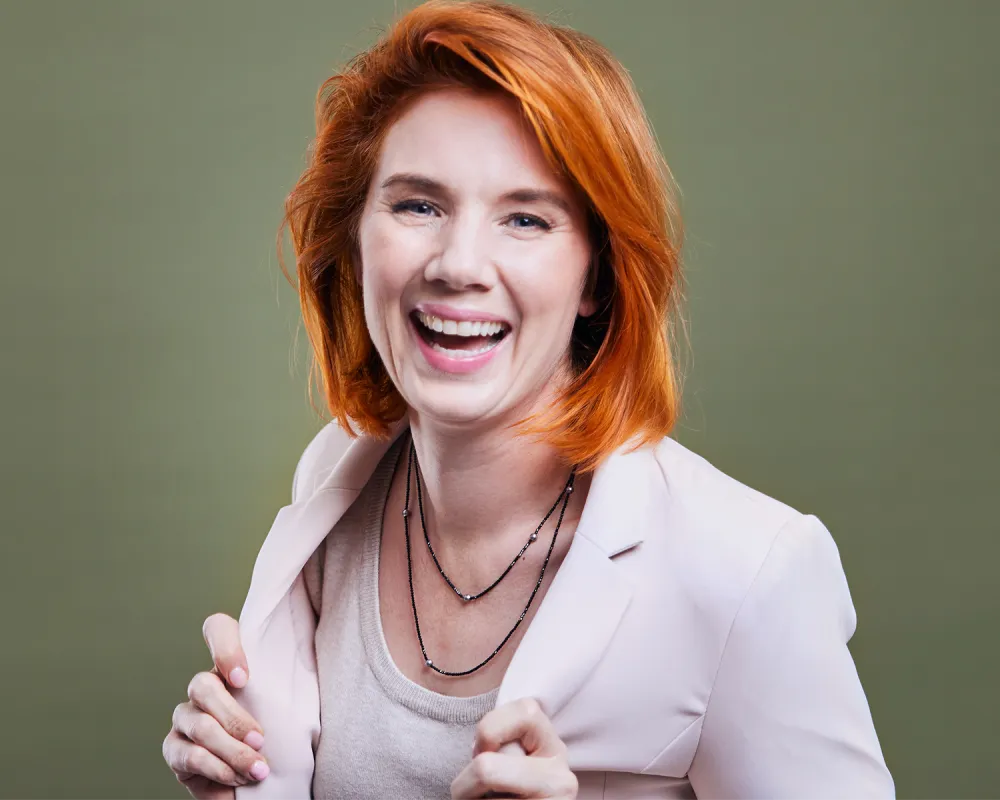 Wandelbar tragbarer Halsschmuck aus der Kollektion "chainge" von Ulrike Poelk mit facettiertem Spinell, Stahl- und Magnetkugeln.