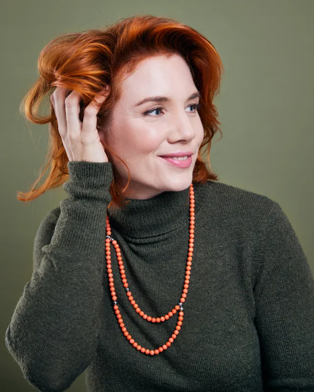 Wandelbar tragbarer Halsschmuck aus der Kollektion "chainge" von Ulrike Poelk mit Bambuskoralle, Stahl- und Magnetkugeln.