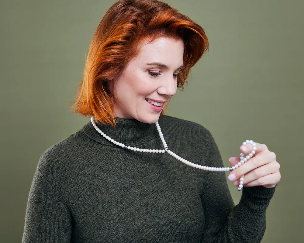 Wandelbar tragbarer Halsschmuck aus der Kollektion "chainge" von Ulrike Poelk mit Süßwasserperlen, Stahl- und Magnetkugeln.