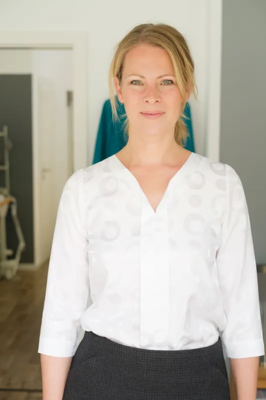 weiße Bluse mit grauem Rock