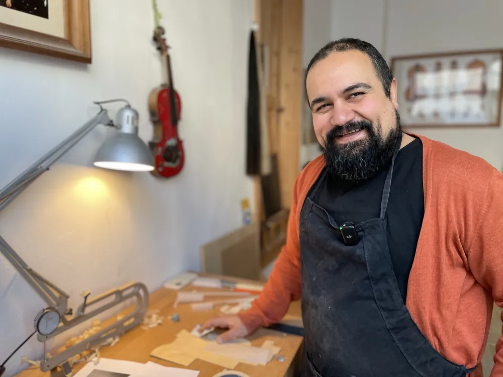 Pouria Kiani Geigenbauer aus Leipzig in seiner Werkstatt