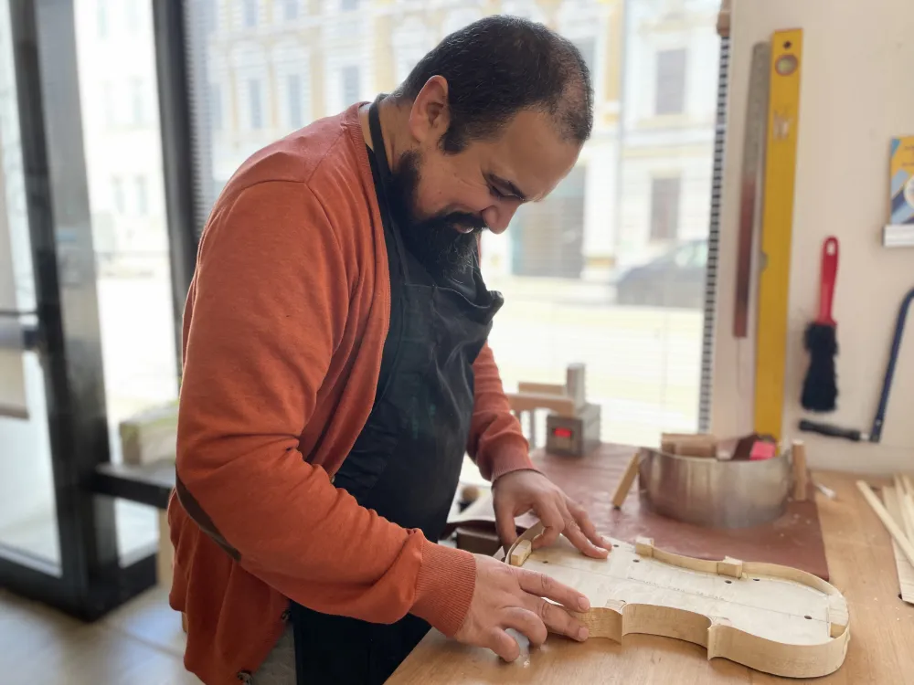 Pouria Kiani beim Bau einer Bratsche