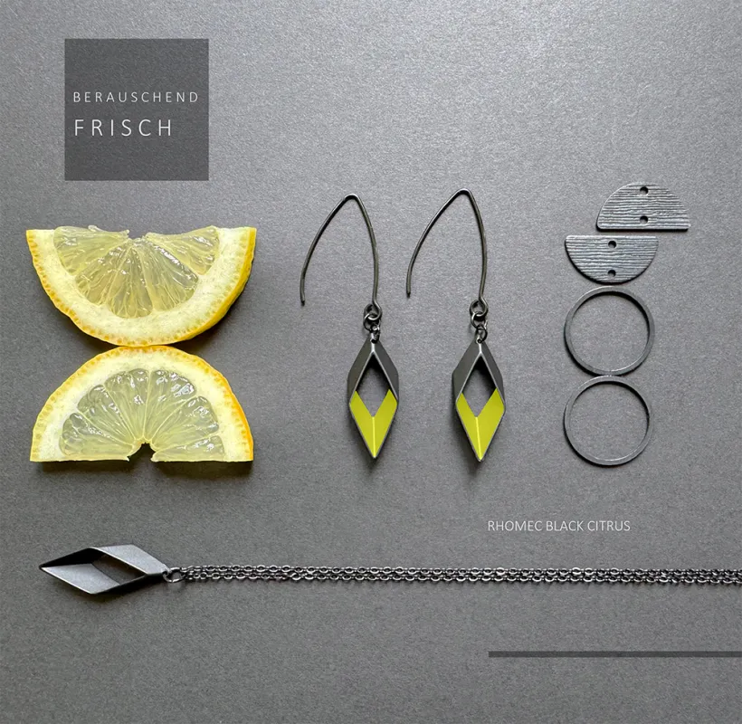 MINIMALISTISCH. MODERN. ZEITLOS.  Inspiriert von Architektur und geleitet von der Liebe zu Modern Minimal Design, entstehen innovative, zeitgenössische Schmuckstücke sowie Beton Objekte, welche in liebevoller Handarbeit in unserem Berliner Studio entworfen und erarbeitet werden.