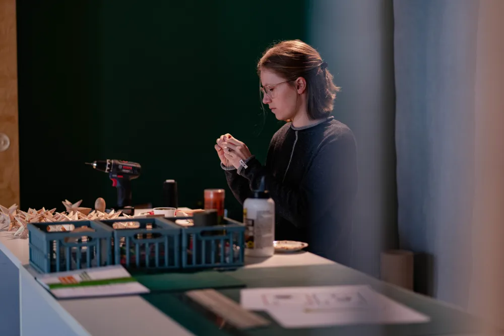 Produktion des Schneeberger Sterns im Ladengeschäft