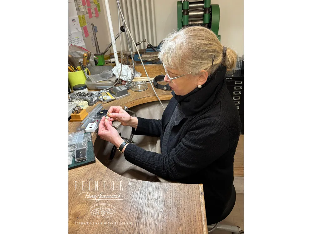 Rena Jarosewitsch am Werktisch bei der Arbeit