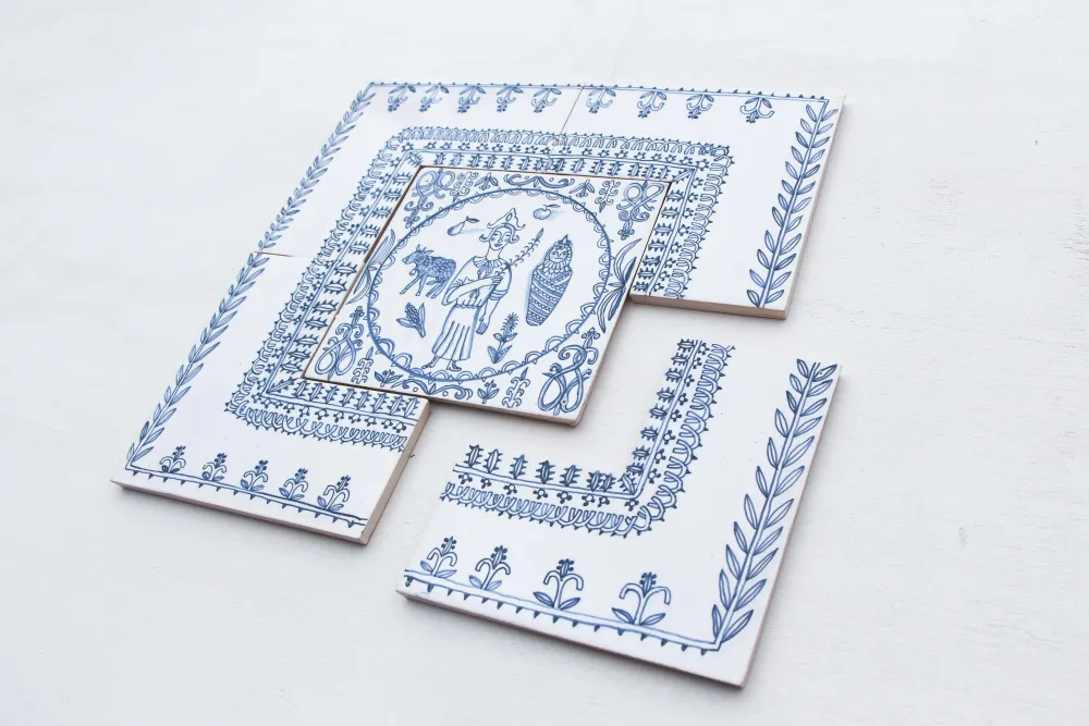 Handbemalte Fayence-Fliesen