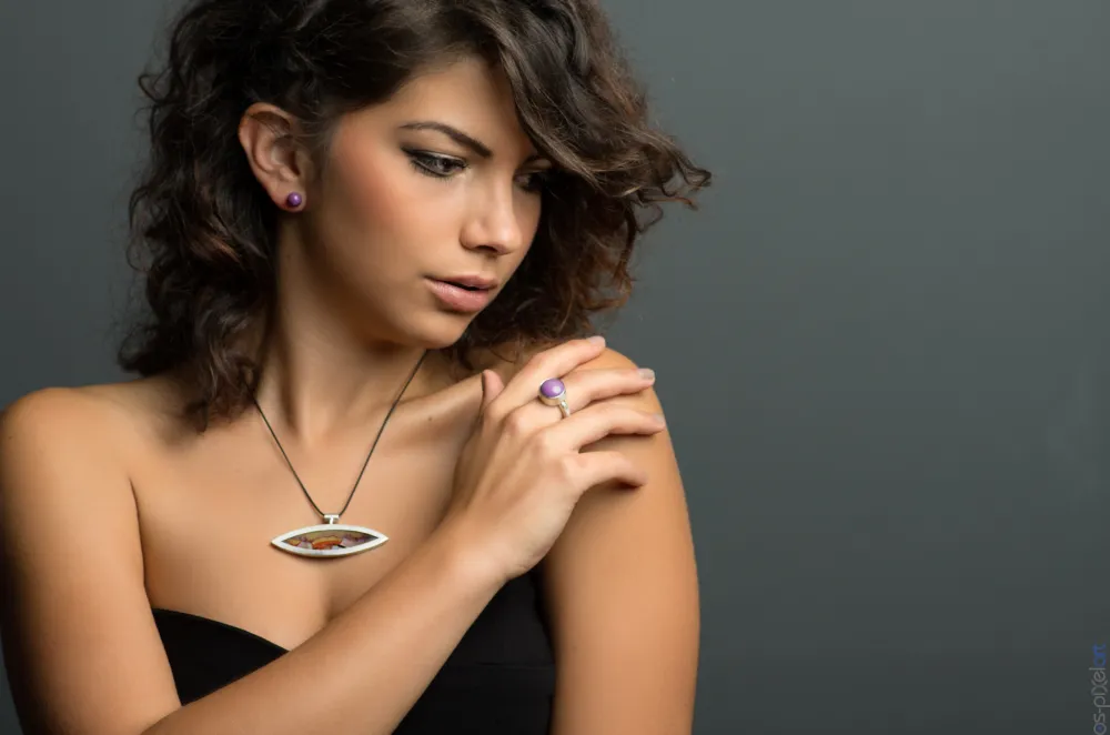 Achatanhänger- Foto: Pixelart Ein ungewöhnlicher Achat in Form und Farben ist Schmuck genug! Gefasst in Silber. Mit Ring und Ohrschmuck: Heterosit in Silber.