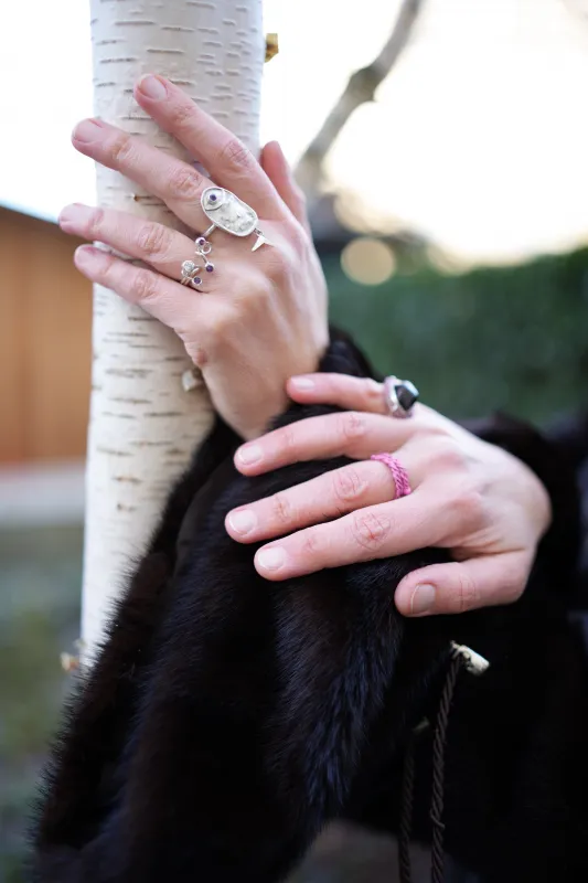 Hände mit Ringen von Gavrüsha-Art