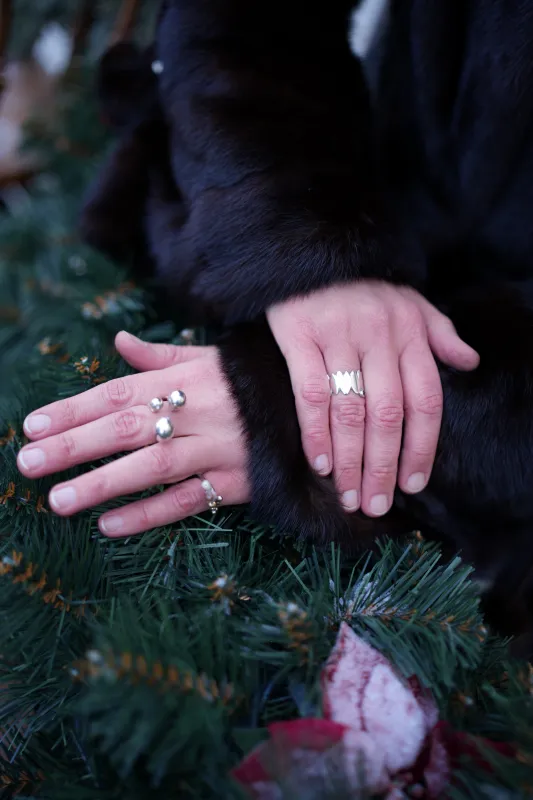 Hände mit Ringen von Gavrüsha-Art