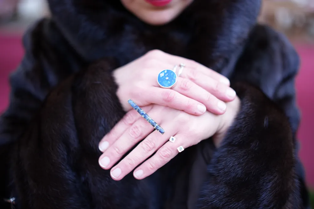 Hände mit Ringen von Gavrüsha-Art