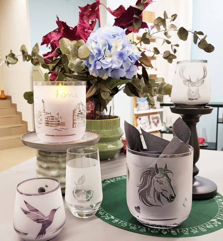 Viele verschiedene Größen an Gläsern und Motive stehen dir zur Verfügung