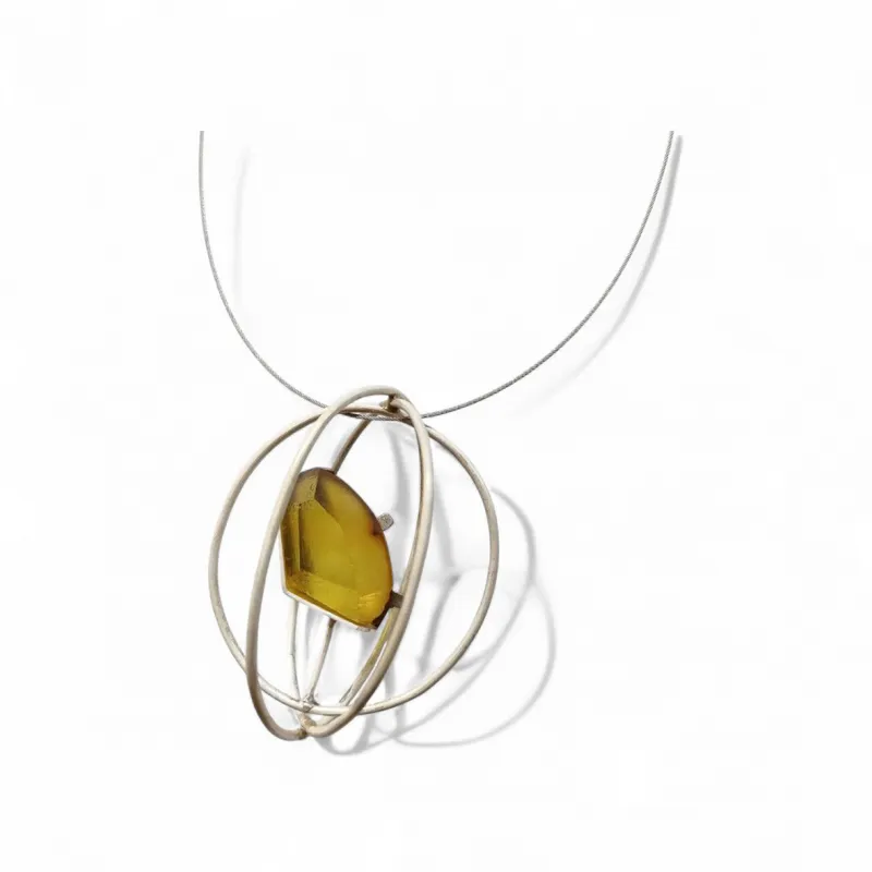 "Schutz", Kokon für einen von Hand geschliffenen Bernstein